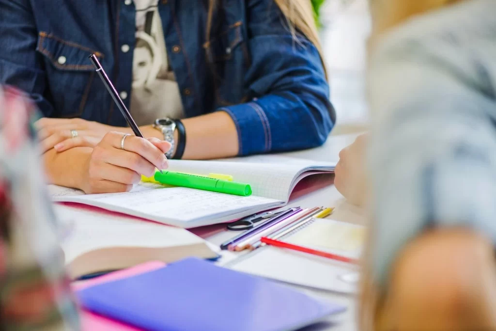 pessoas-estudando-juntas.webp